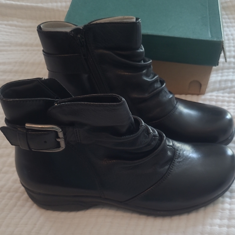 Clarks Black Ankle Boots Sleek Leather Design - Picture 3 of 5